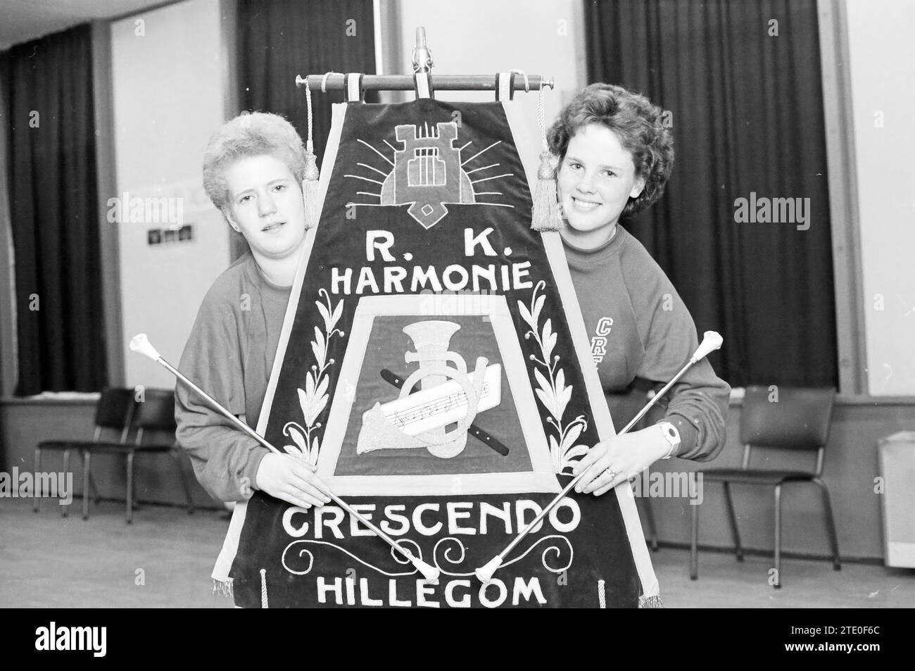 2 Majorette-Musikband Crescendo, Music, People, 19-04-1988, Whizgle News from the Past, Tailored for the Future. Erkunden Sie historische Geschichten, das Image der niederländischen Agentur aus einer modernen Perspektive, die die Lücke zwischen den Ereignissen von gestern und den Erkenntnissen von morgen überbrückt. Eine zeitlose Reise, die die Geschichten prägt, die unsere Zukunft prägen. Stockfoto