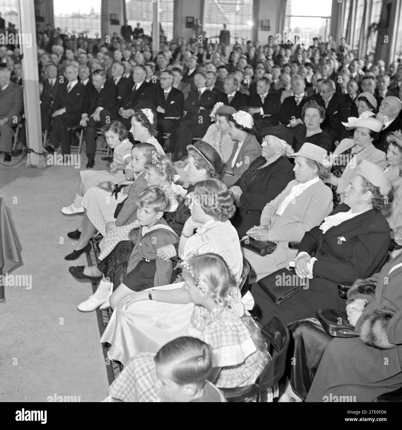 Übersicht über ein Zimmer mit Sitzplätzen, die Männer getrennt von den Frauen und Kindern ca. 1950 Stockfoto