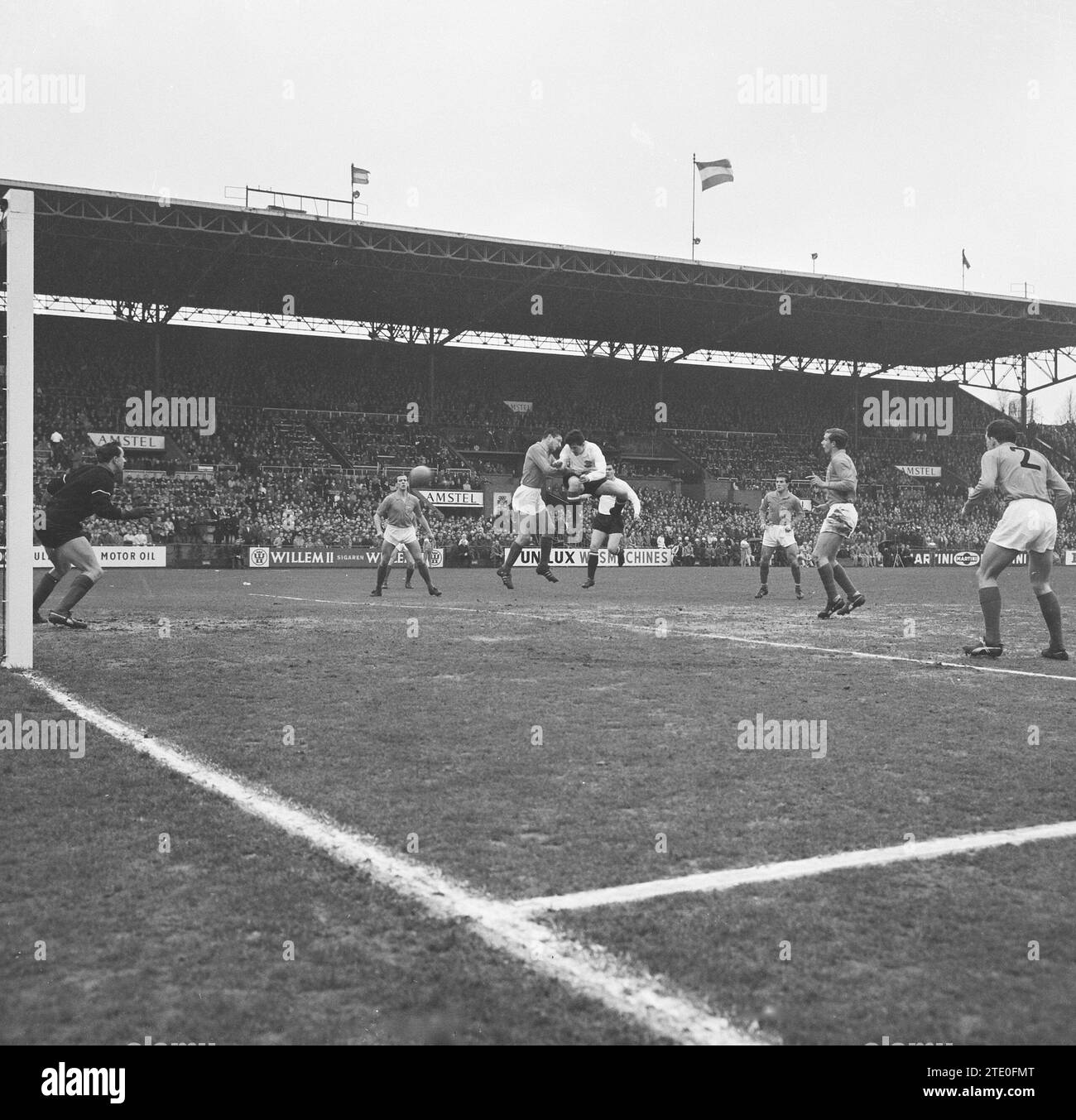 Niederlande gegen Österreich 1:1, von links nach rechts Schrijvers, Veldhoen, den führenden Österreicher (Punkte), Bennie Mull und Hans Kraay CA. April 1964 Stockfoto