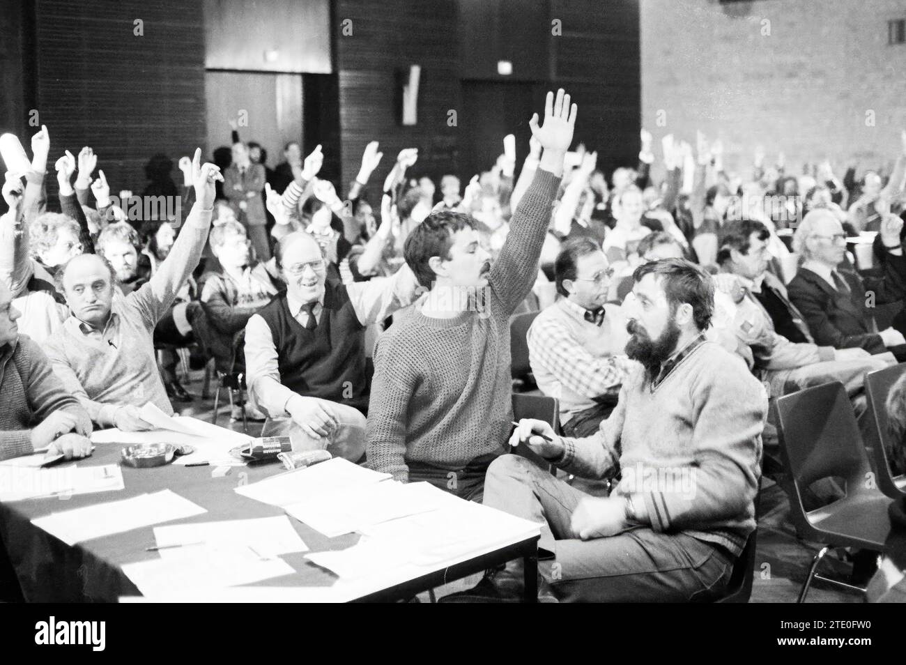 C.O.R. Meeting, Hoogovens, 02.03.1983, Whizgle News aus der Vergangenheit, maßgeschneidert für die Zukunft. Erkunden Sie historische Geschichten, das Image der niederländischen Agentur aus einer modernen Perspektive, die die Lücke zwischen den Ereignissen von gestern und den Erkenntnissen von morgen überbrückt. Eine zeitlose Reise, die die Geschichten prägt, die unsere Zukunft prägen. Stockfoto