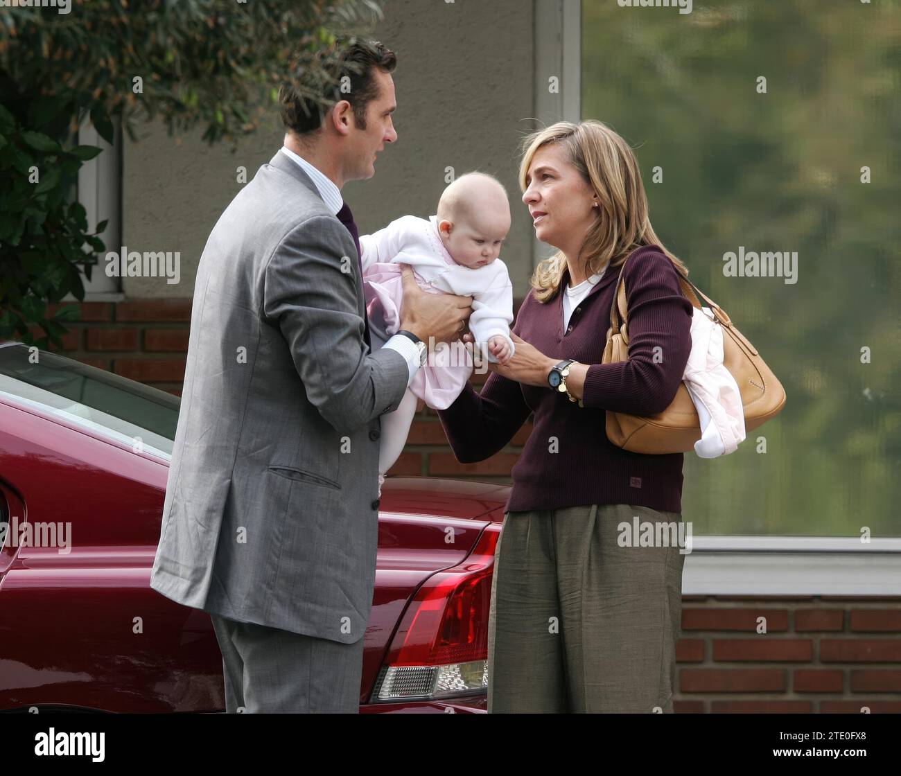 11/01/2005. madrid 2-11-05.-Geburt der Erstgeborenen der asturien, Infantin leonor; im Bild der Herzog und die Herzogin von Palma kommen mit ihrer Tochter Irene in die Klinik.-Foto Ernesto acute.archdc. Quelle: Album/Archivo ABC/Ernesto Agudo Stockfoto