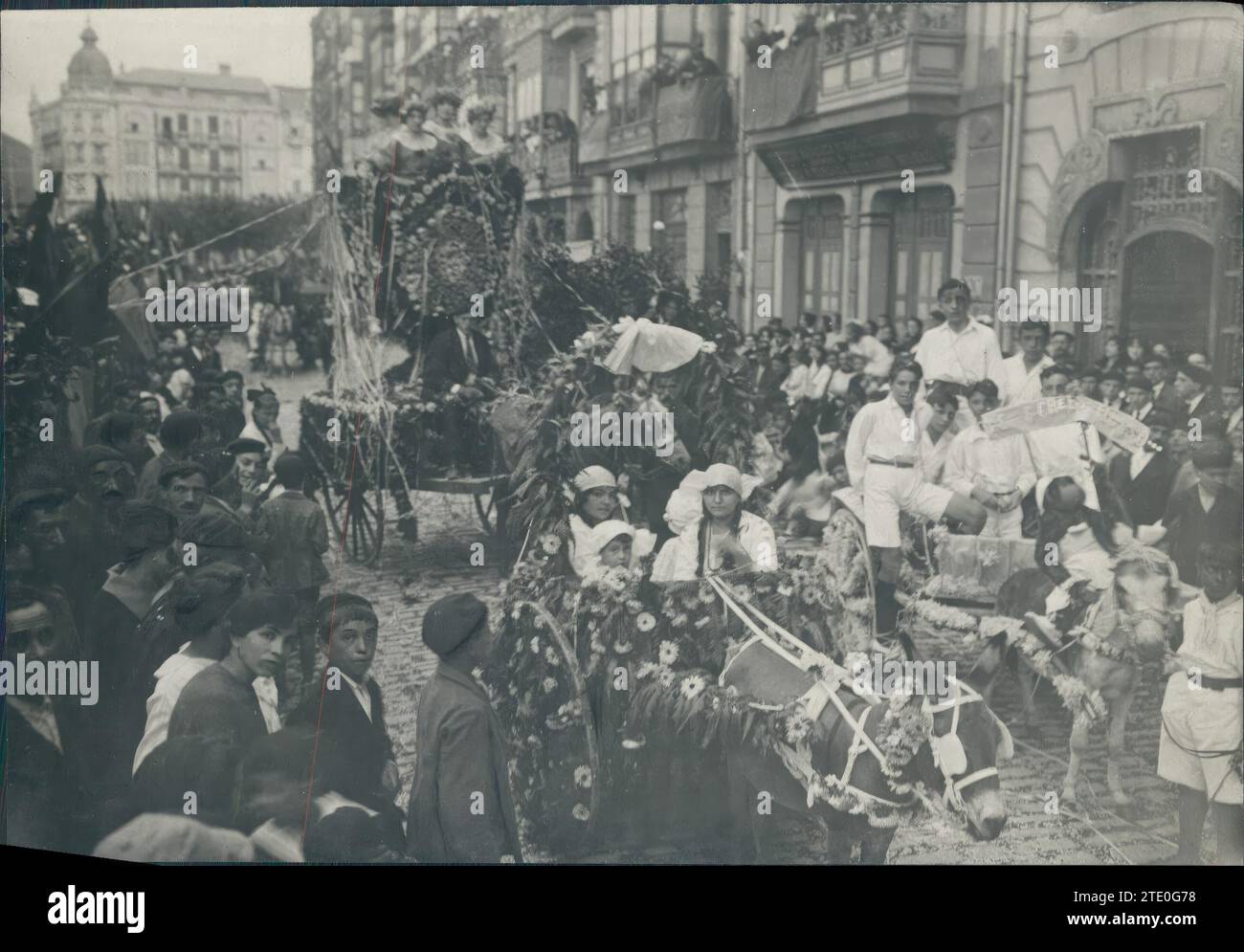 09/07/1919. Castro Urdiales. Schlacht der Blumen. Verdeckte Autos, die die drei ersten Preise gewannen. Quelle: Album / Archivo ABC / Juan Barrera Stockfoto