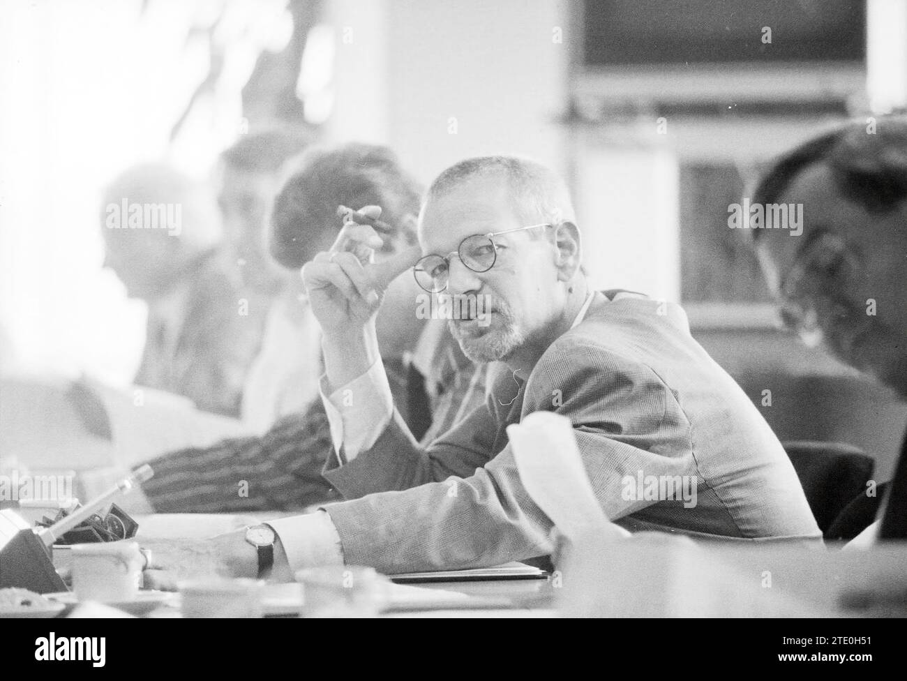 C.O.R. FNV Meeting, Whizgle News aus der Vergangenheit, zugeschnitten auf die Zukunft. Erkunden Sie historische Geschichten, das Image der niederländischen Agentur aus einer modernen Perspektive, die die Lücke zwischen den Ereignissen von gestern und den Erkenntnissen von morgen überbrückt. Eine zeitlose Reise, die die Geschichten prägt, die unsere Zukunft prägen. Stockfoto