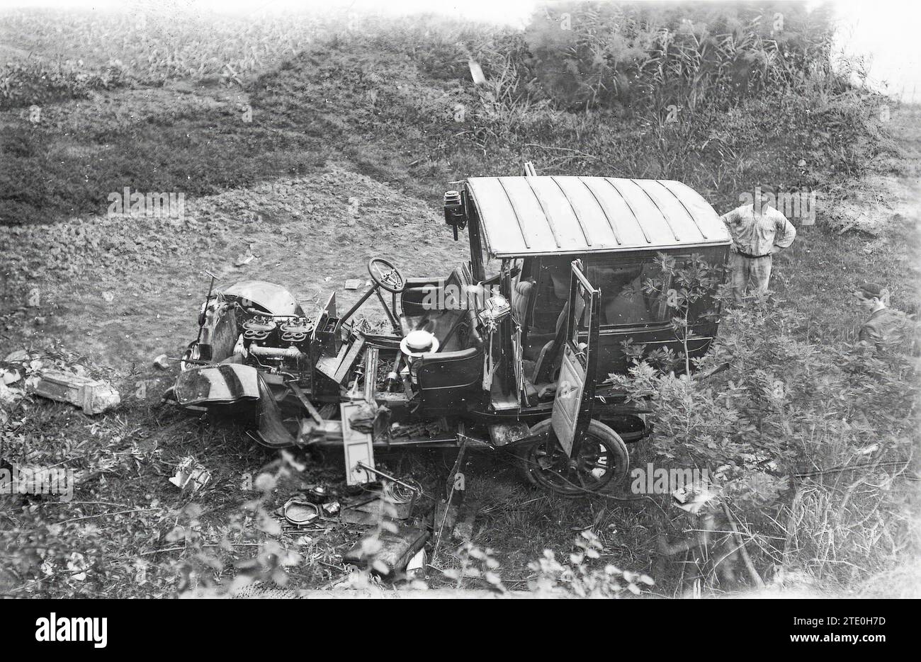 San Sebastián (Guipúzcoa), August 1915. Ein schrecklicher Autounfall. Zustand des Autos von Don Benito de la Cuesta nach dem Unfall, der ihn und den verletzten Fahrer kostete. Quelle: Album / Archivo ABC / Martín Stockfoto