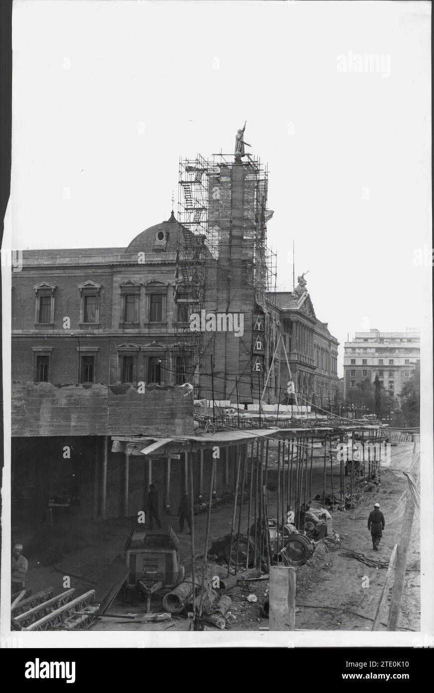 03/11/1976. Transfer der Statue von Christoph Kolumbus, auf der plaza