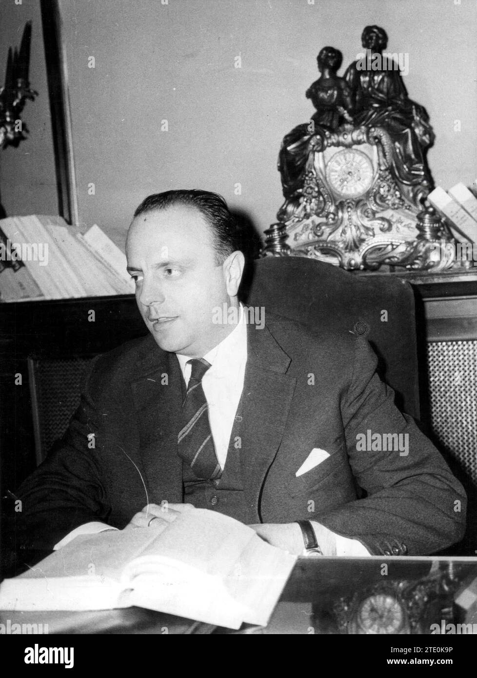 12/31/1961. Ein Bild von Don Manuel Fraga Iribarne. In Ihren Händen ein