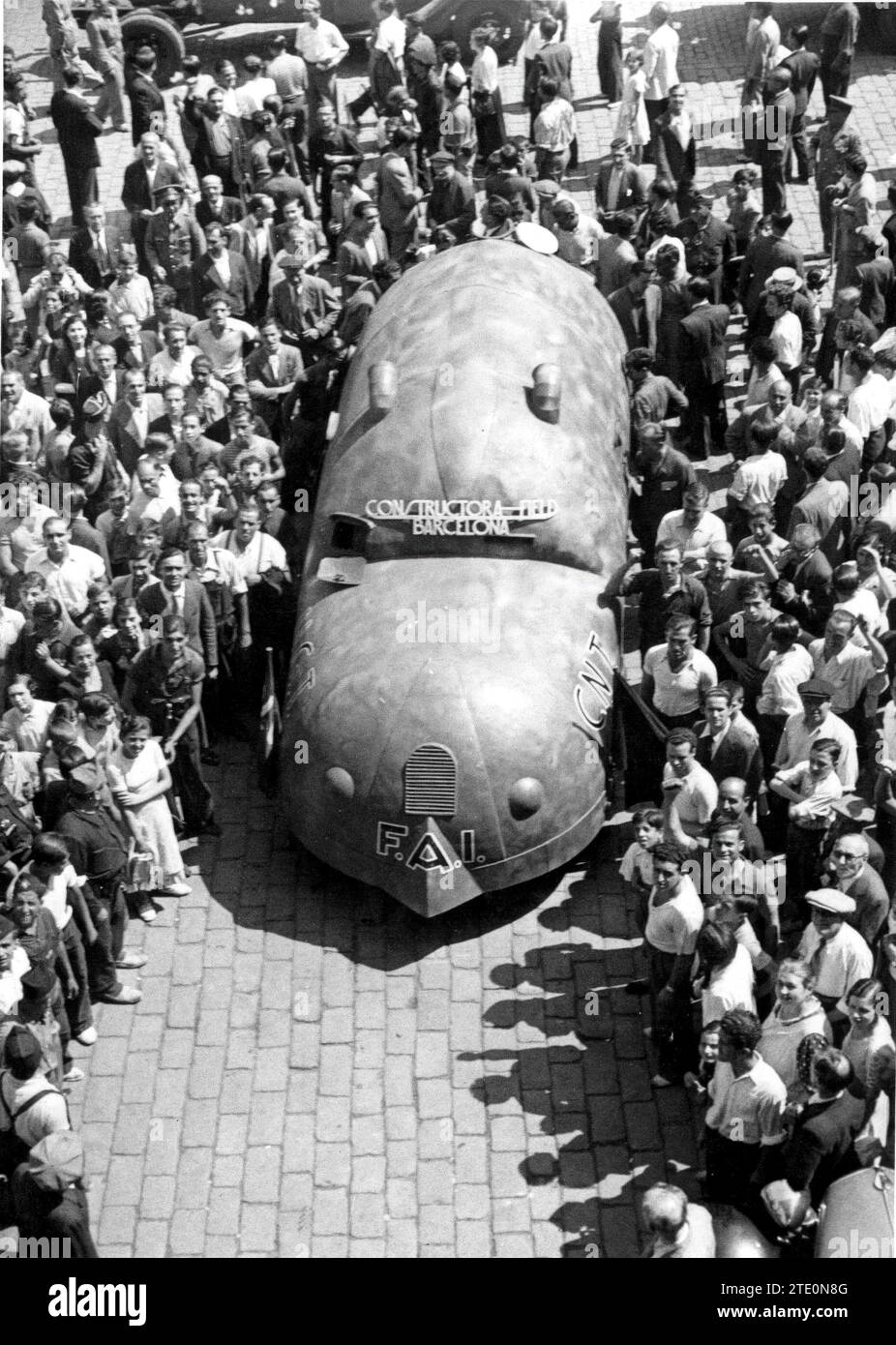 08/31/1936. Der Panzer wurde von den Bauarbeitern bei der Ankunft am Generalitat-Palast auf der Plaza de la República (heute Plaza de San Jaime) gepanzert, wo er von Companys inspiziert wurde. Quelle: Album / Archivo ABC / Josep Brangulí Stockfoto