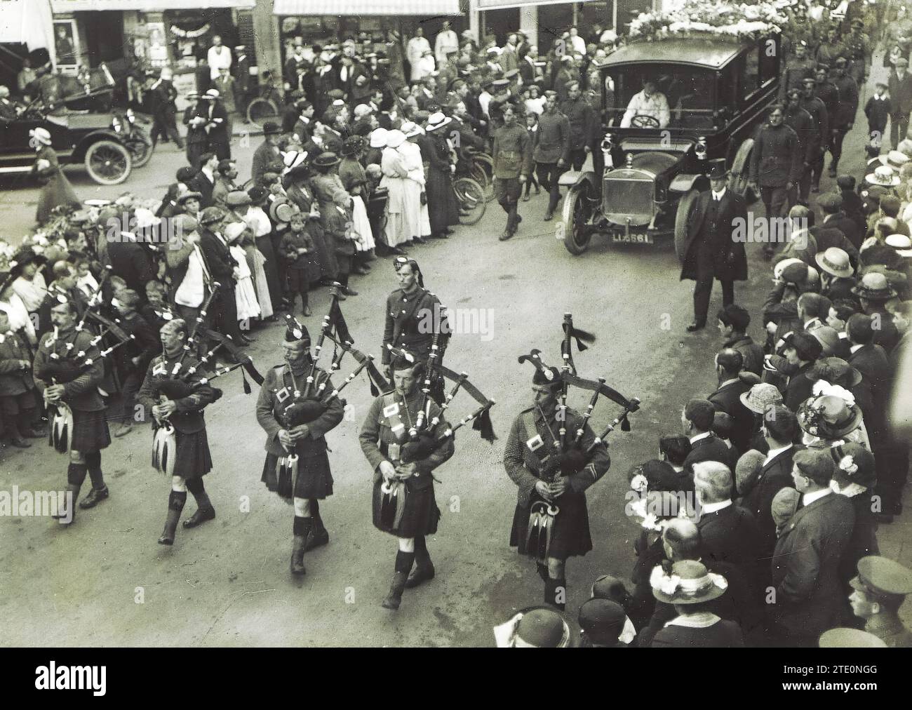 08/31/1915. Beerdigung eines Offiziers in London. Die Trauerprozession von Kapitän Liddellat Basingstoke, der die typischen schottischen Militärpfeifer (Pipers) vorausgingen. Quelle: Album/Archivo ABC/Charles Trampus Stockfoto