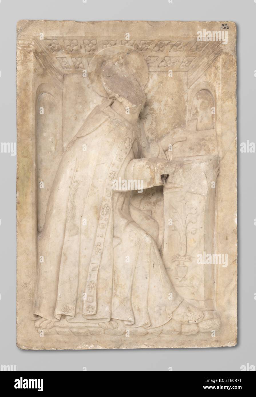 Ein heiliger Bischof, anonym, ca. 1475 - ca. 1500 der Bischof ist in voller Verzierung auf einem Schreibtisch, auf dem ein Buch liegt, das er mit beiden Händen offen hält. Ein Nimbus hinter seinem Kopf. Der Schreibtisch ist mit einem Kandelaber-Ornament dekoriert. Norditalienischer Marmor (Felsen) der Bischof ist in voller Verzierung auf einem Schreibtisch, auf dem ein Buch liegt, das er mit beiden Händen offen hält. Ein Nimbus hinter seinem Kopf. Der Schreibtisch ist mit einem Kandelaber-Ornament dekoriert. Norditalischer Marmor (Fels) Stockfoto