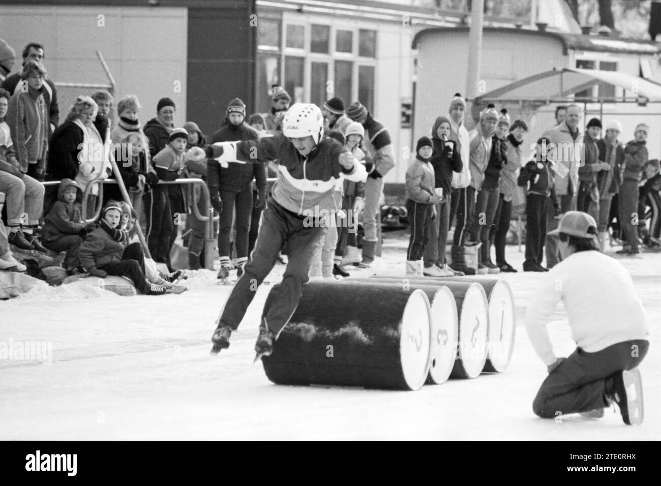 Skater springen über vier Fässer auf einer Kunsteisbahn in Haarlem („Barrel Jumping“), Haarlem, Niederlande, 09-02-1985, Whizgle News from the Past, maßgeschneidert für die Zukunft. Erkunden Sie historische Geschichten, das Image der niederländischen Agentur aus einer modernen Perspektive, die die Lücke zwischen den Ereignissen von gestern und den Erkenntnissen von morgen überbrückt. Eine zeitlose Reise, die die Geschichten prägt, die unsere Zukunft prägen. Stockfoto