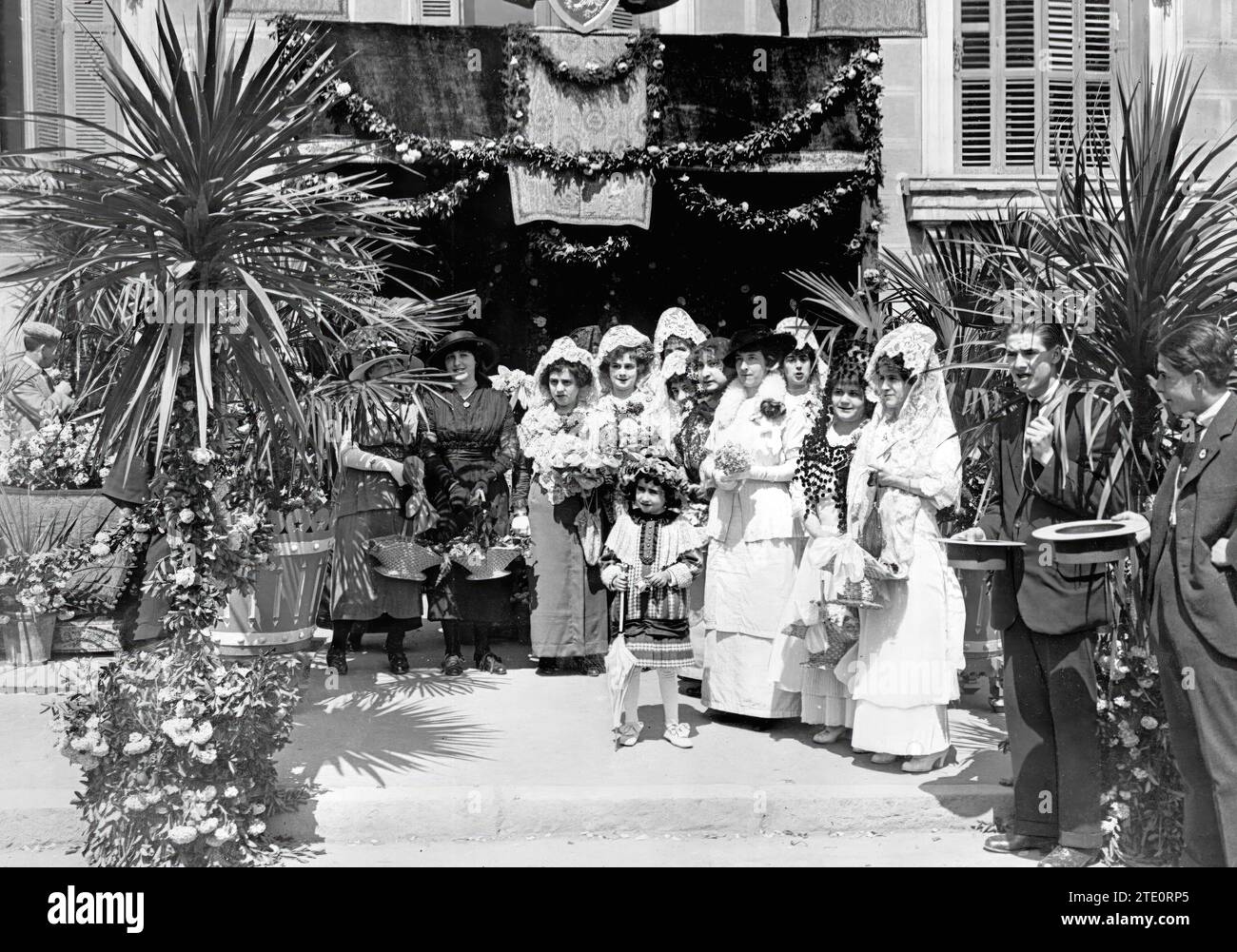 04/30/1915. Das Blumenfest in Saragossa. Angesehene Damen an einem der Stände der Kunstsammlung. Quelle: Album / Archivo ABC / Aurelio Grasa Stockfoto