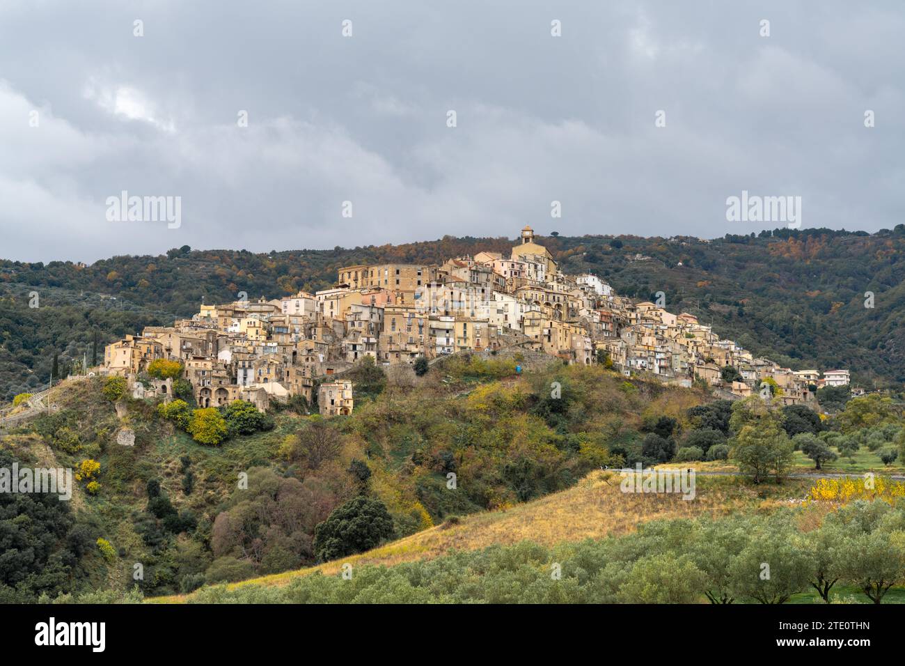 Badolato, Italien - 15. Dezember 2023: Blick auf das malerische Bergdorf Badolato in Kalabrien Stockfoto