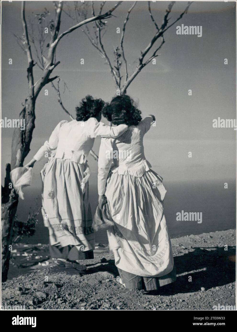 12/31/1953. Frauen auf Gran Canaria, in typischer Tracht, die auf das Meer schauen. Quelle: Album / Archivo ABC / Joaquín Del Kindel Palacio Stockfoto