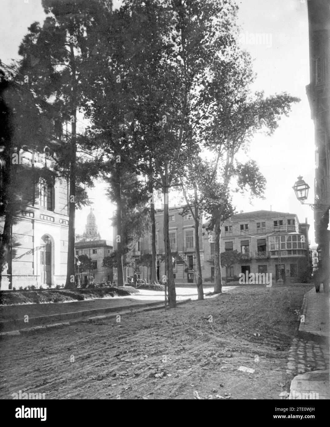 11/30/1924. PLAZA DE ROMEA.- Plaza Julián Romea ist einer der geschäftigsten Orte in der Stadt Murcia, dank seiner guten Lage und dem berühmten Teatro Romea.-im Hintergrund der Kathedrale Turm.- Quelle: Album/Archivo ABC/Mateo Stockfoto