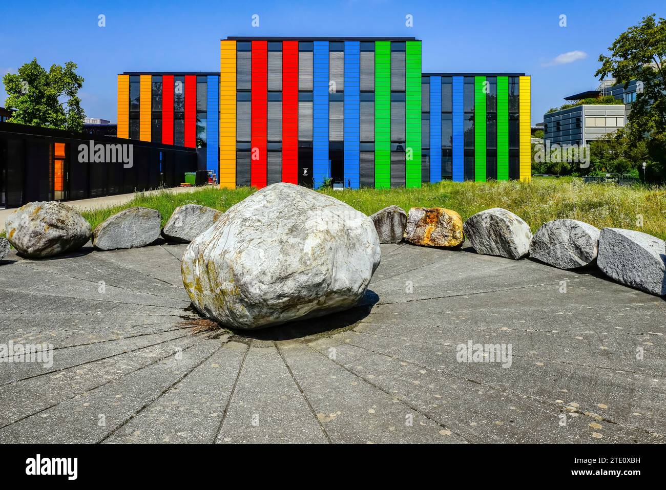 Farbenfrohes und lebendiges Gebäude für die zentralen Dienste der EPFL, Stockfoto