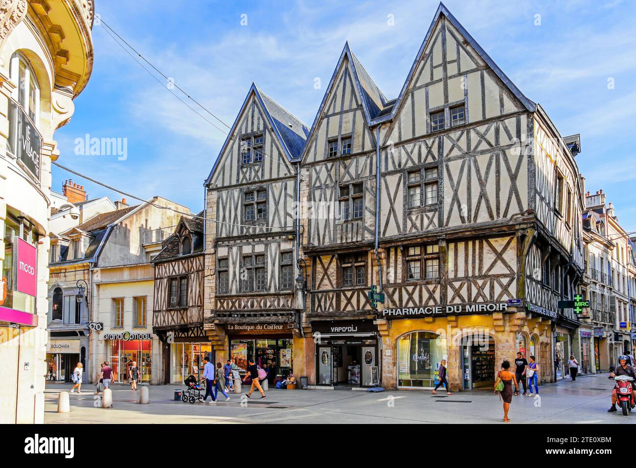 Traditionelle Fachwerkhäuser in der Altstadt von Dijon, Côte d'Or, Burgund, Frankreich. Stockfoto