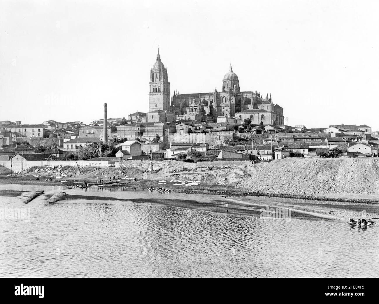 Salamanca, 1933. Teilweiser Blick auf die Stadt und den Fluss Tormes. Neben der Kathedrale von Salamanca ist auf dem Foto die Fassade der Casa Lis zu sehen, deren Ursprung ein privates Herrenhaus war, das Anfang des 20. Jahrhunderts auf Initiative von Miguel de Lis vom Architekten D. Joaquín Vargas erbaut wurde. Es wurde 1905 im modernistischen Stil mit Materialien wie Eisen und Glas erbaut. Quelle: Album/Archivo ABC Stockfoto