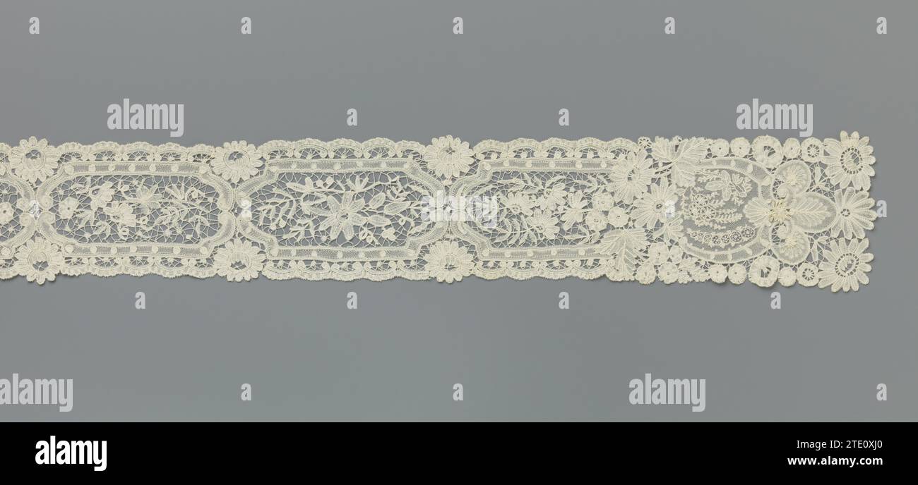 Das oder Cravat aus gemischter Seite mit hufeisenförmiger Reserve, anonym, ca. 1870 - ca. 1890 das oder Cravat aus naturfarbener gemischter Seite - Spule in Kombination mit Nadelseite - Herzogin Brüssel. Ein langes Rechteck ist in sechs gestreckte Paneele mit feinen Profilrahmen und einem regelmäßig gewellten Rand unterteilt, der von großen Rosen unterbrochen wird. Die Tafelfüllungen bestehen aus drei Arten von Blütenzweigen, die auf einem offenen Flechtboden stehen. An jedem Ende befindet sich ein hufeisenförmiges Medaillon mit feinmaschigem Netz (Nadelseite), auf dem unter anderem ein goldener Regenzweig (Nadelnadel Stockfoto