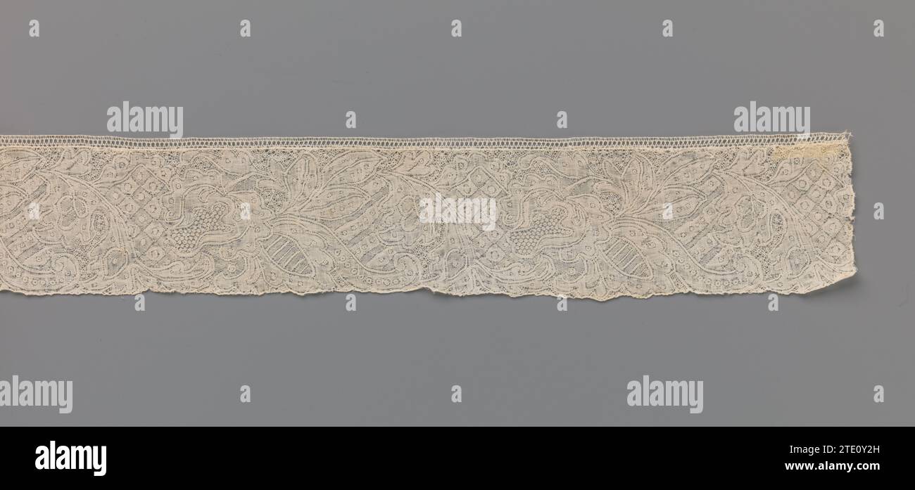 Spulenstreifen mit hängendem Birnenmehl und Streifen- und Windschutzscheibenmuster, anonym, ca. 1720 - ca. 1740 Spulenstreifen naturfarben, binche-Seite. Das sich wiederholende Muster besteht aus einer birnenförmigen, schräg hängenden Blume mit einer gelappten Kante um den konvexen Teil. Das unten geneigte, spitze Blatt weist in die andere Richtung und hat auch eine gelappte Kante, entlang der ein Band mit sich kräuselndem Ende oben nach unten gleitet. Vom Band bis zum nächsten Birnenmehl ist das Muster mit schrägen Streifen und Diamanten gefüllt. Die Streifen und Diamanten sind durch ein skurriles Blatt getrennt, das diagon abhängt Stockfoto