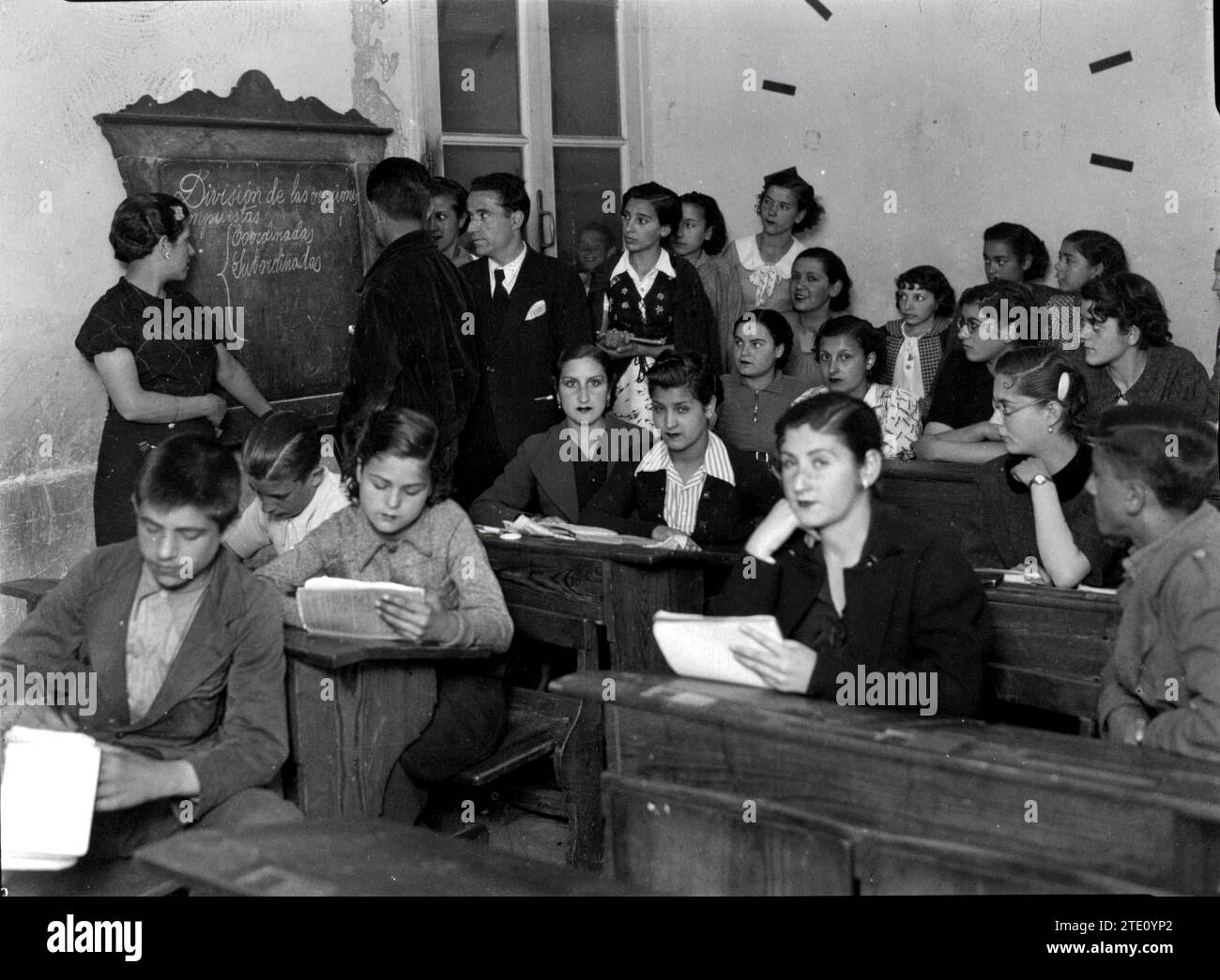 05/31/1938. Erwachsenenklasse in einer Schule, die vom Republikanischen Jugendkultursekretariat in Madrid gegründet wurde. Quelle: Album/Archivo ABC Stockfoto 05/31/1938. Erwachsenenklasse in einer Schule, die vom Republikanischen Jugendkultursekretariat in Madrid gegründet wurde. Quelle: Album/Archivo ABC Stockfoto
