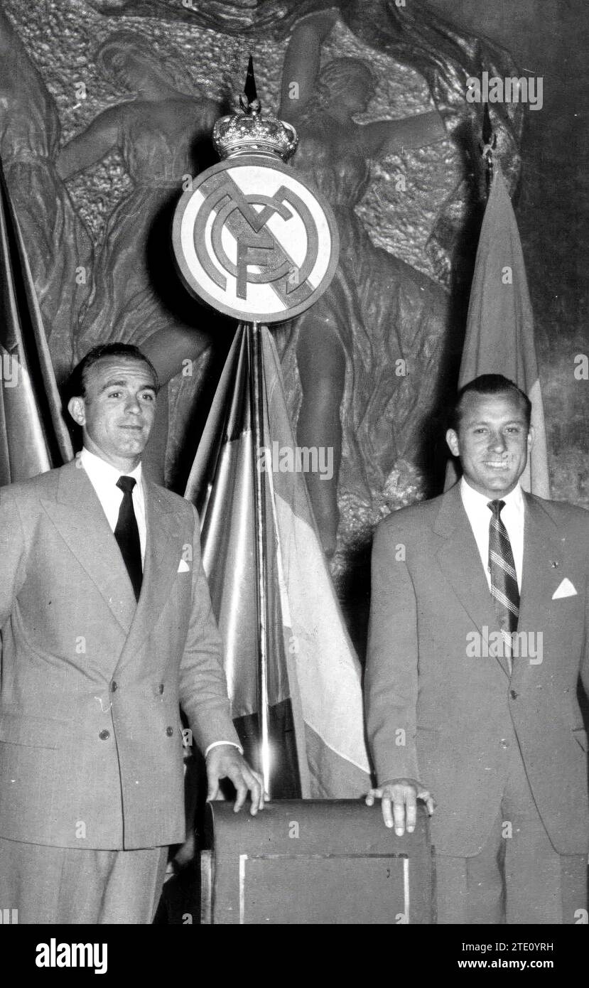 05/05/1954. Alfredo Di Stéfano und Roque Olsen wurden gemeinsam von Real Madrid und dem Peña Olsen gewürdigt, um die brillante Leistung beider während der Liga-Kampagne zu würdigen. Die beiden Spieler erscheinen vor den Flaggen Spaniens und Argentiniens und unter dem Emblem des Vereins, dessen Farben sie heute verteidigen. Quelle: Album / Archivo ABC / Albero y Segovia Stockfoto