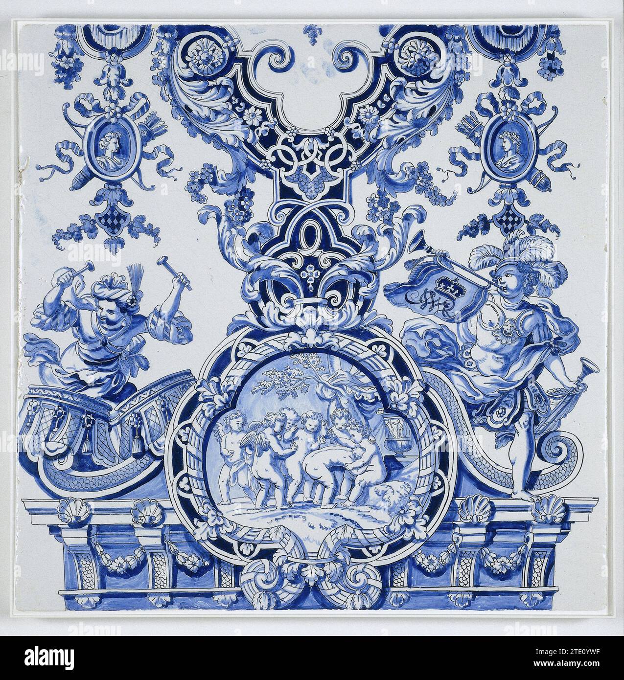 Drei Tafeln aus einer Säule, de Grieksche A, nach Adrianus Kocx, ca. 1690 Fliesen mit einem blau bemalten Medaillon mit spielenden Cherubs. Auf beiden Seiten ein Trommelschlachter und ein Trompetengebläse. Oben auf der Fliese ein symmetrisches Ornament aus Voluten und Blattreben mit einem Porträt in einem Medaillon auf beiden Seiten. Delfter Steingut. Majolika-Fliese mit Blechglasur und blauem Medaillon mit spielenden Cherubs. Auf beiden Seiten ein Trommelschlachter und ein Trompetengebläse. Oben auf der Fliese ein symmetrisches Ornament aus Voluten und Blattreben mit einem Porträt in einem Medaillon auf beiden Seiten. Delfter Steingut. Zinnglasur Majol Stockfoto