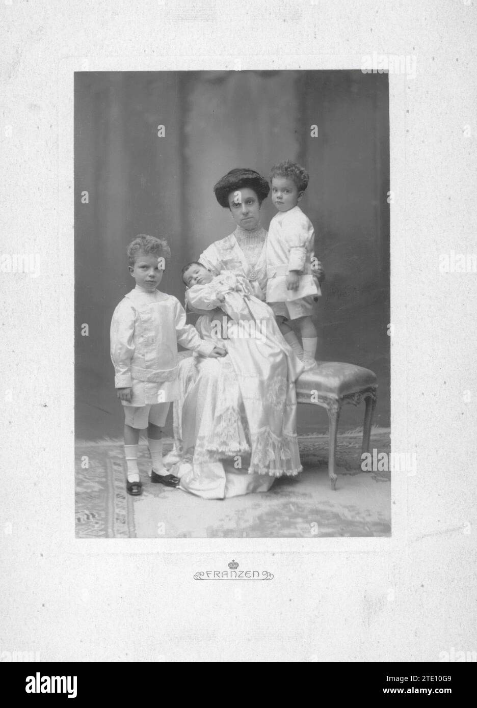 12/31/1910. Die Infantin Maria Teresa de Borbón, Ehefrau von Don Fernando de Baviera, mit ihren drei Kindern Luis Alfonso, José Eugenio und María de las Mercedes. Quelle: Album / Archivo ABC / Christian Franzen Stockfoto