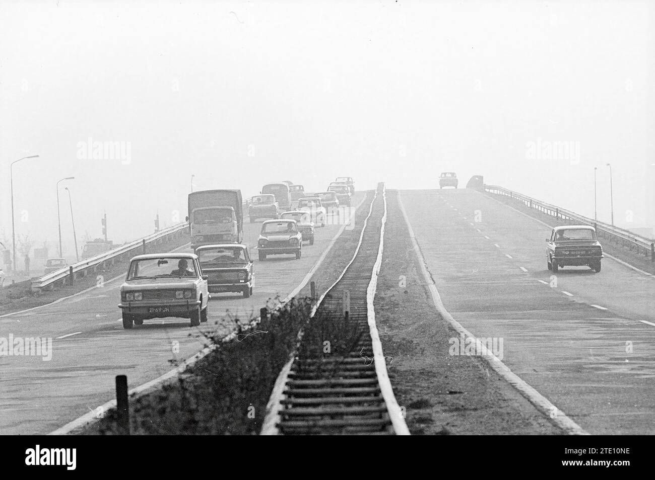 Bericht Rijksweg 4 (jetzt A4), Straßen, Straßenbau, Straßenpflanzung, Bericht, 12-10-1970, Whizgle News aus der Vergangenheit, zugeschnitten auf die Zukunft. Erkunden Sie historische Geschichten, das Image der niederländischen Agentur aus einer modernen Perspektive, die die Lücke zwischen den Ereignissen von gestern und den Erkenntnissen von morgen überbrückt. Eine zeitlose Reise, die die Geschichten prägt, die unsere Zukunft prägen. Stockfoto