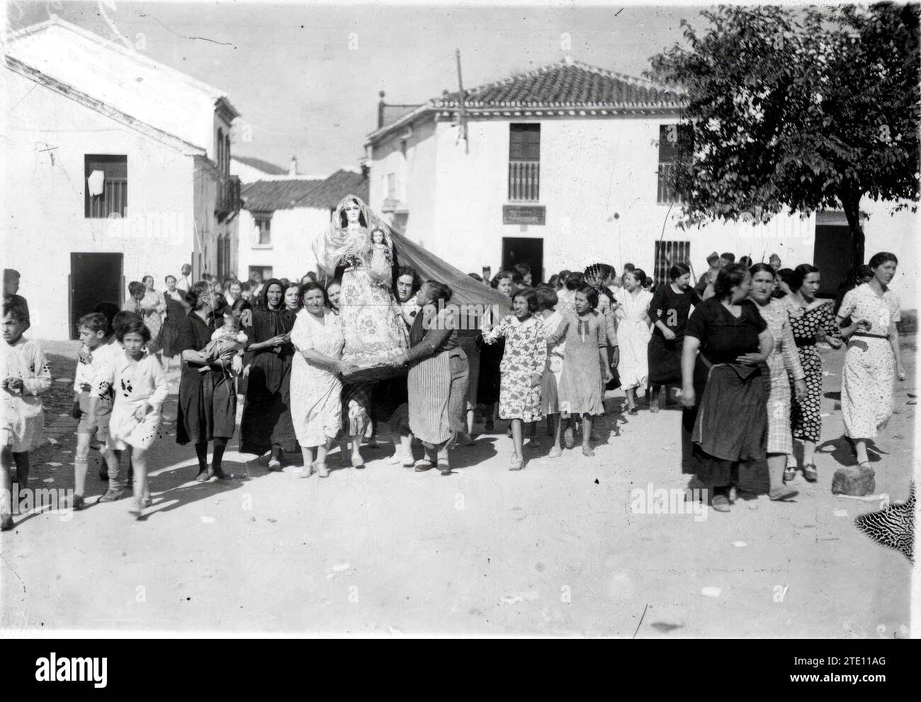 El Pedroso (Sevilla), 1939 (CA.). Spanischer Bürgerkrieg. Als die sevillianische Stadt El Pedroso befreit wird, nehmen die Nachbarn in einer Prozession die Jungfrau heraus, die sie während der roten Herrschaft versteckt hatten. Quelle: Album / Archivo ABC / Serrano Stockfoto
