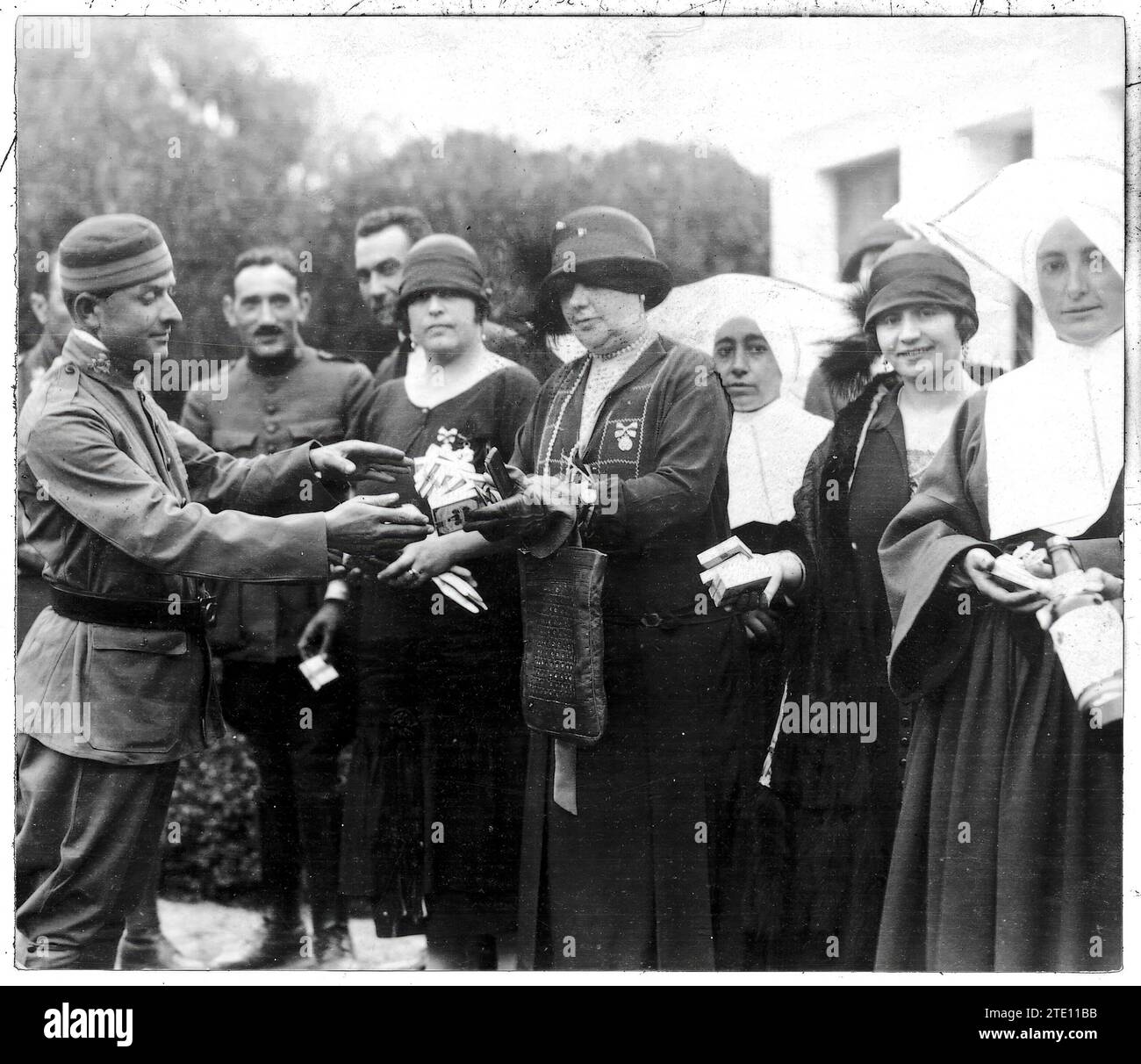 07/01/1926. Larache. Tabakvertrieb. Frau de Sousa, Präsidentin des Roten Kreuzes, verteilt die Tabak-Spende an die Soldaten des "Diario Español" in Havanna. (Foto Perera). Quelle: Album / Archivo ABC / Perera Stockfoto