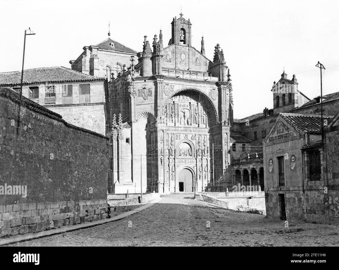 12/31/1932. Kloster von San Esteban.-ungefähres Datum.-das Kloster von San Esteban es ist ein Dominikanerkloster in der Stadt Salamanca, auf dem Platz des Konzils von Trient. Die Fassade besteht aus dem Eingang der Kirche und der Veranda, die zum Kloster führt, das einen rechten Winkel zu Ella bildet. Die Fassade der Kirche ist eines der schönsten Beispiele von Plateresco. - Auf dem Foto sehen Sie auch die Rodolfo Hernandez Bier- und Eisfabrik. Quelle: Album/Archivo ABC Stockfoto
