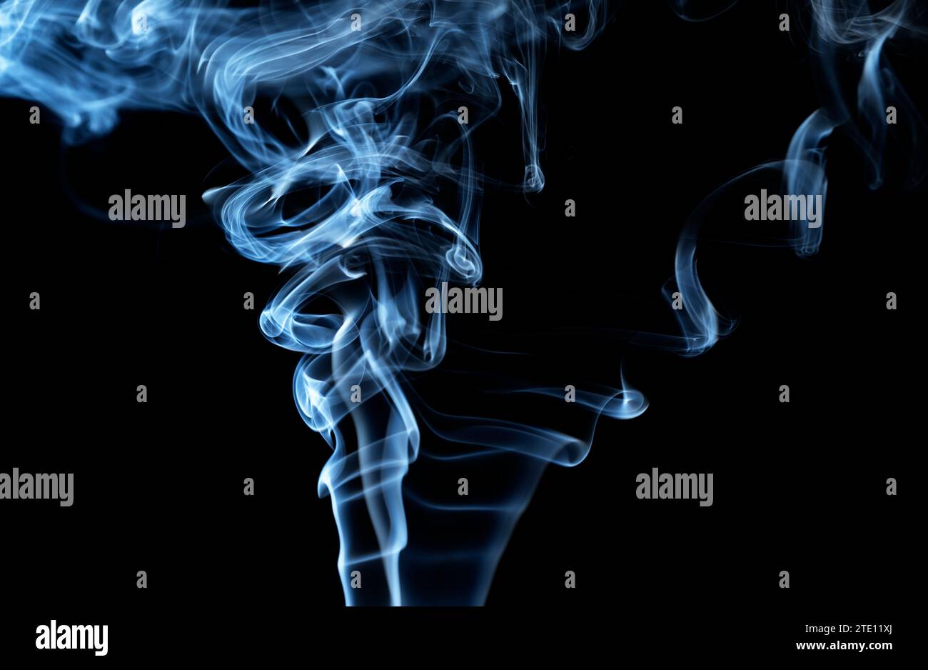 Rauchmuster mit Hochgeschwindigkeitsblitz vor schwarzem Hintergrund Stockfoto