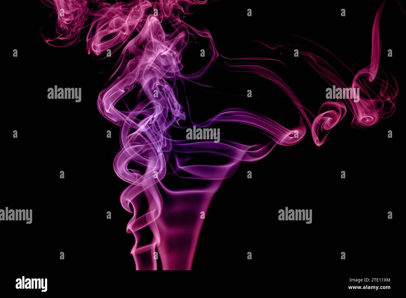 Rauchmuster mit Hochgeschwindigkeitsblitz vor schwarzem Hintergrund Stockfoto