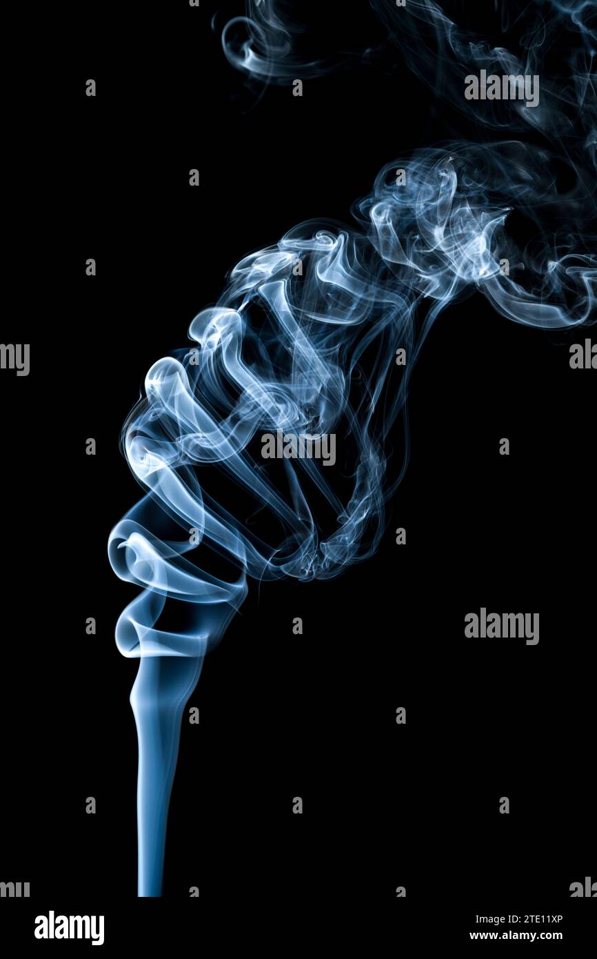 Rauchmuster mit Hochgeschwindigkeitsblitz vor schwarzem Hintergrund Stockfoto