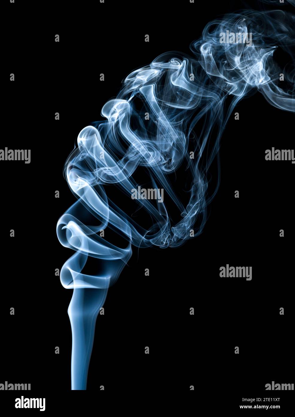 Rauchmuster mit Hochgeschwindigkeitsblitz vor schwarzem Hintergrund Stockfoto