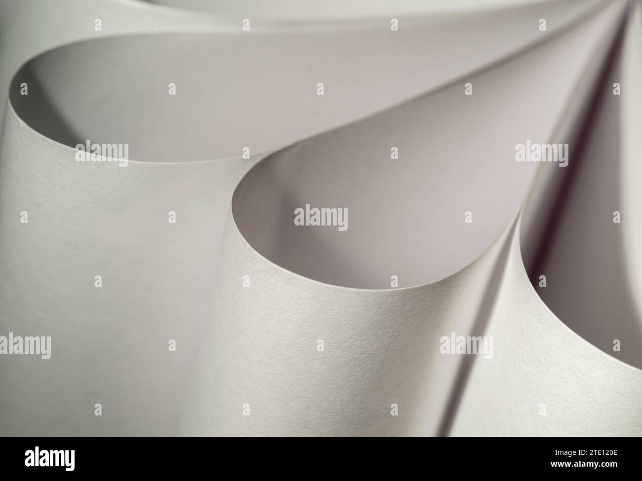 Blätter gefaltetes Papier, fotografiert mit zwei separaten Blitzen und mit farbigen Gelen, um die Farbe hinzuzufügen Stockfoto