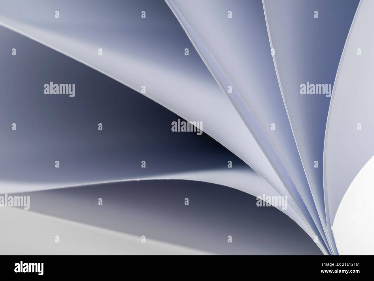 Blätter gefaltetes Papier, fotografiert mit zwei separaten Blitzen und mit farbigen Gelen, um die Farbe hinzuzufügen Stockfoto