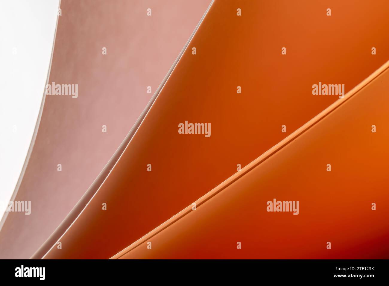 Blätter gefaltetes Papier, fotografiert mit zwei separaten Blitzen und mit farbigen Gelen, um die Farbe hinzuzufügen Stockfoto