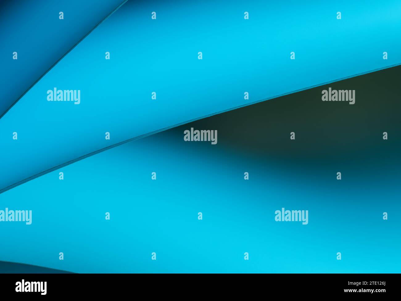 Blätter gefaltetes Papier, fotografiert mit zwei separaten Blitzen und mit farbigen Gelen, um die Farbe hinzuzufügen Stockfoto