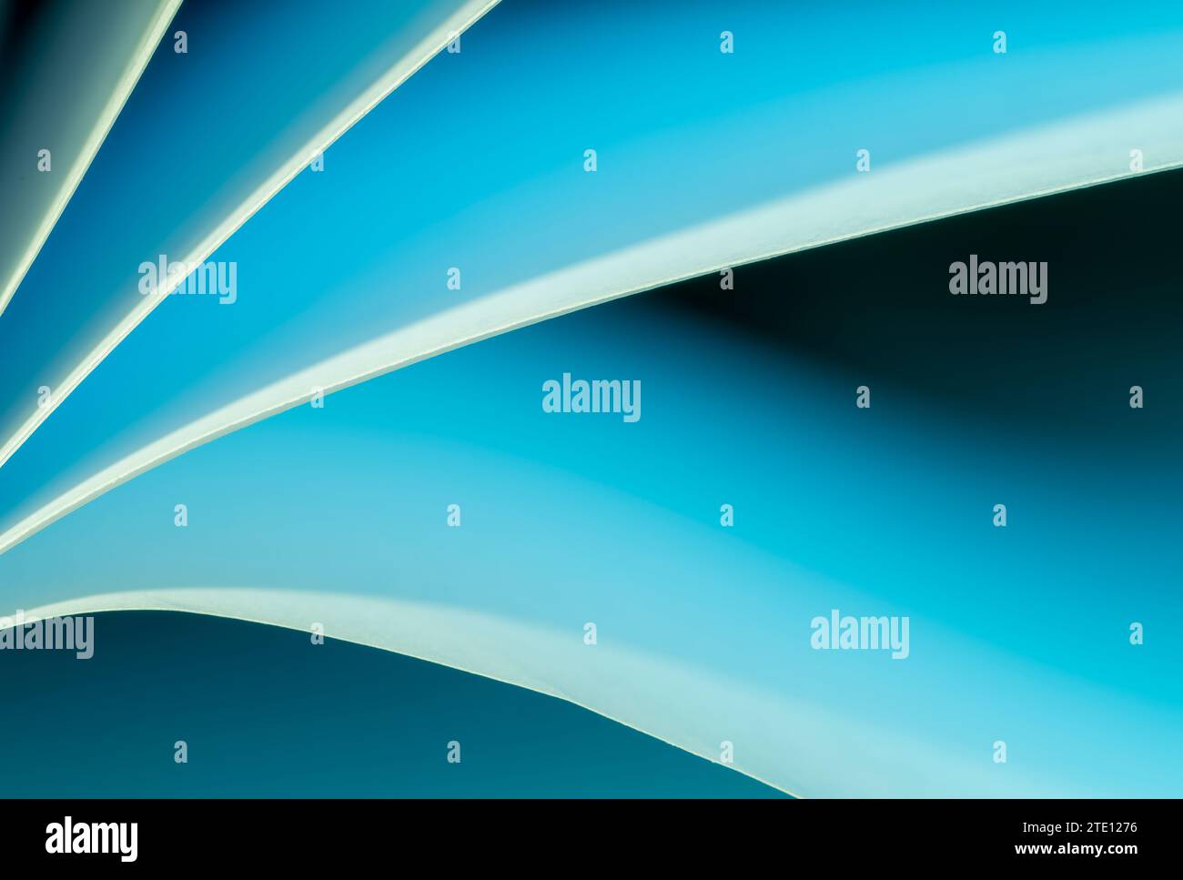 Blätter gefaltetes Papier, fotografiert mit zwei separaten Blitzen und mit farbigen Gelen, um die Farbe hinzuzufügen Stockfoto