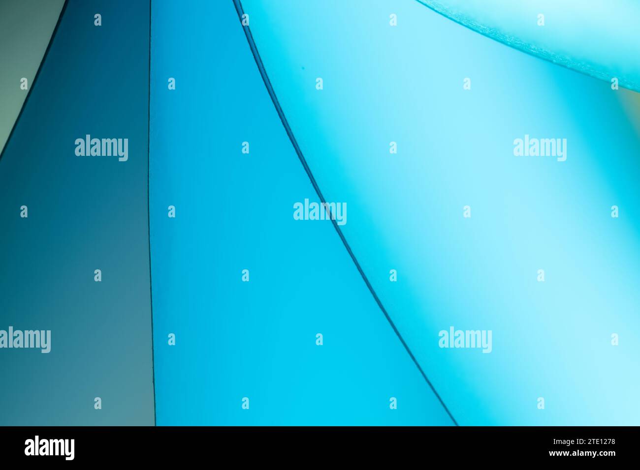 Blätter gefaltetes Papier, fotografiert mit zwei separaten Blitzen und mit farbigen Gelen, um die Farbe hinzuzufügen Stockfoto