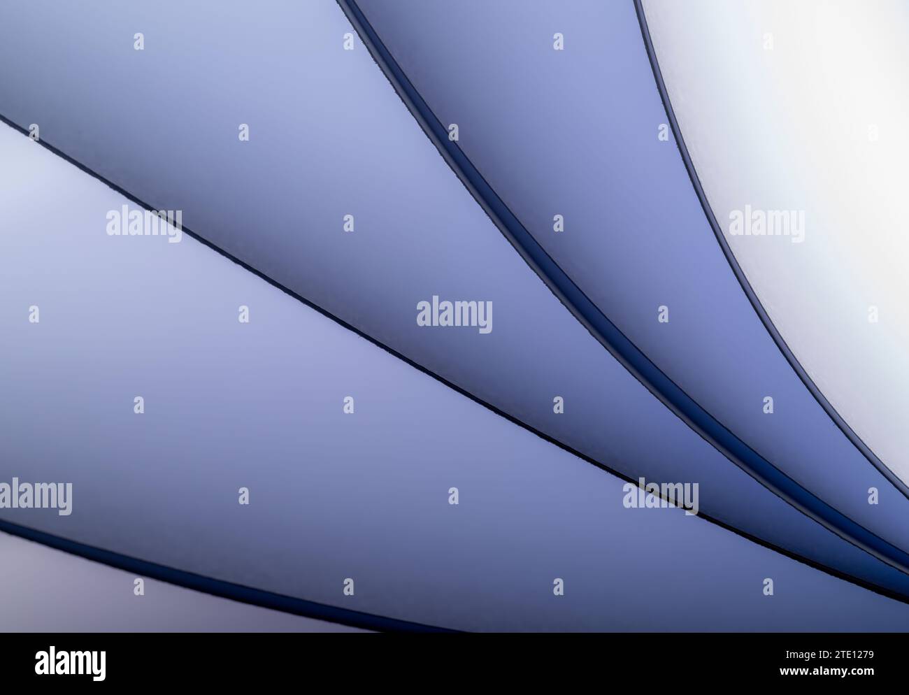 Blätter gefaltetes Papier, fotografiert mit zwei separaten Blitzen und mit farbigen Gelen, um die Farbe hinzuzufügen Stockfoto