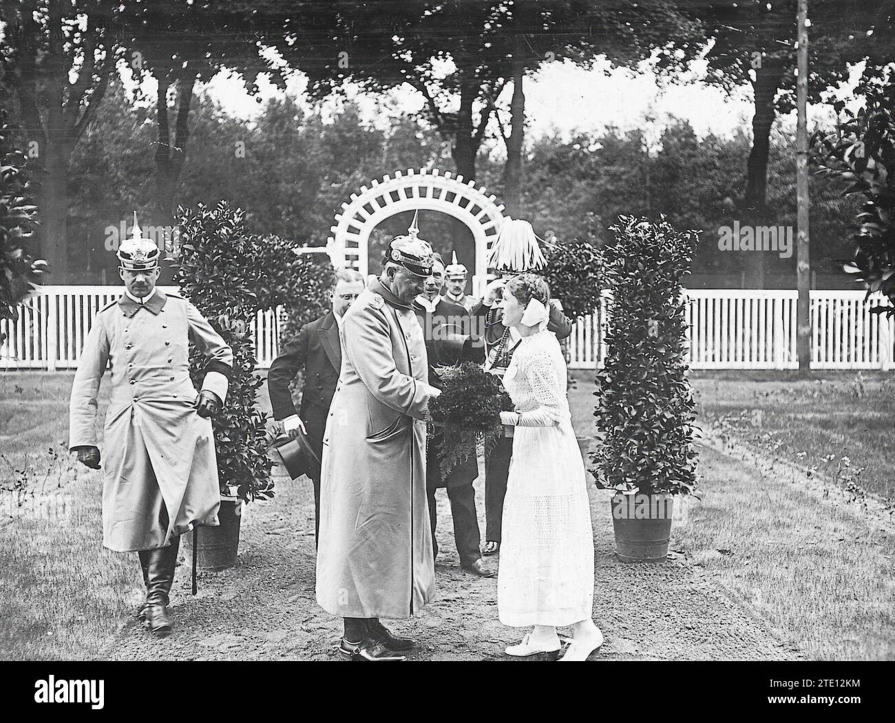 06/30/1914. Die Reisen des Kaisers von Deutschland. Kaiser Wilhelm II. Besuch des Soldatenhauses in Doeberitz. Ein Mädchen bietet ihm beim Betreten einen schönen Blumenstrauß an. Quelle: Album/Archivo ABC/Charles Trampus Stockfoto