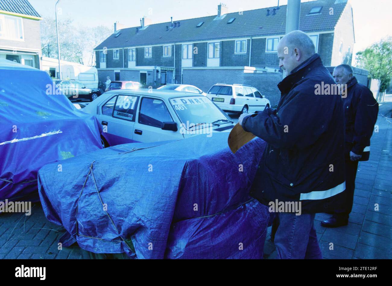 Rennwagen erhalten von der Gemeinde Zandvoort einen gelben Aufkleber, da es sich um ein defektes Fahrzeug nach dem Straßenverkehrsgesetz handelt und es daher verboten ist, es auf der Straße zu parken, Zandvoort, 00-10-2003, Whizgle News aus der Vergangenheit, zugeschnitten auf die Zukunft. Erkunden Sie historische Geschichten, das Image der niederländischen Agentur aus einer modernen Perspektive, die die Lücke zwischen den Ereignissen von gestern und den Erkenntnissen von morgen überbrückt. Eine zeitlose Reise, die die Geschichten prägt, die unsere Zukunft prägen. Stockfoto