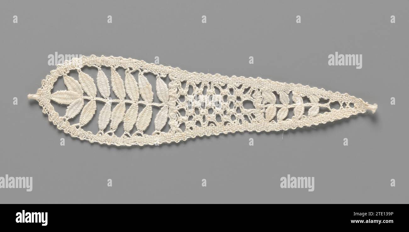 Kloskant-Motiv in Form eines langgestreckten Tropfens, Sophia Gerardine Cenijn-Smit, um 1914 Motiv in Form eines langgestreckten Tropfens naturfarbener Spule: Cluny-Seite. Die Kontur des Tropfens wird in Linnenlag erstellt. Innerhalb der Kontur hängt eine Verzweigung vom spitzen Ende ab, das im konvexen Teil des Abhangs unten endet. Der Ast wird jedoch im Mittelfeld durch einen dekorativen Boden mit Spinnen mit Auge unterbrochen. Auf dem geflochtenen Zweig sind die Blätter auf beiden Seiten in Form gehalten. Amsterdam Leinen (Material) Spulenspitze / Cluny Spitze Motiv in Form eines langen Tropfens naturfarbenem bobbi Stockfoto