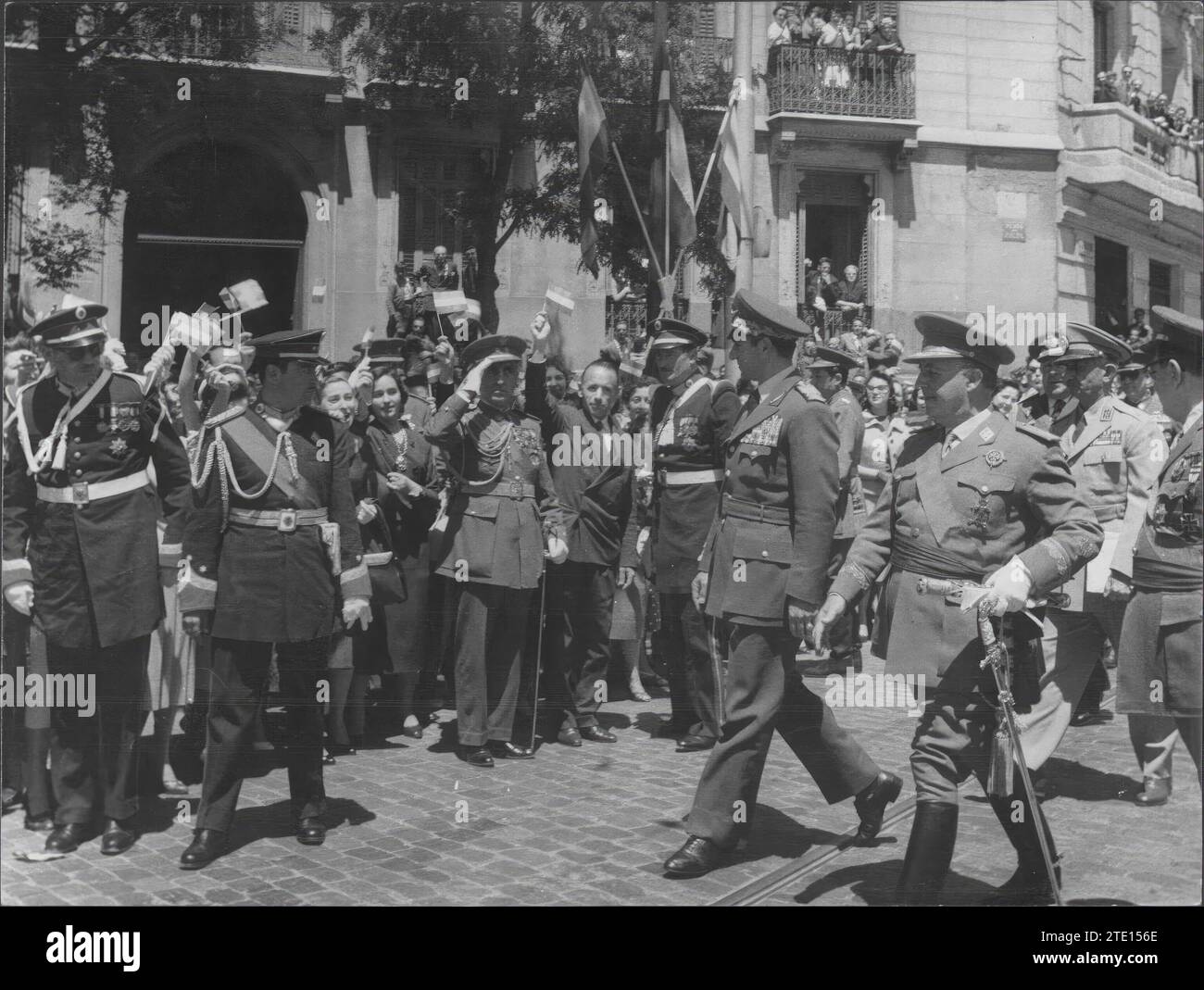 05/20/1957. Die Souveränen des Iran in Spanien. Im Bild grüßen das Staatsoberhaupt und der Schah von Persien die verschiedenen Kommissionen, die gekommen sind, um den Kaiser des Iran in Madrid zu beglückwünschen. Quelle: Album / Archivo ABC / Manuel Sanz Bermejo Stockfoto