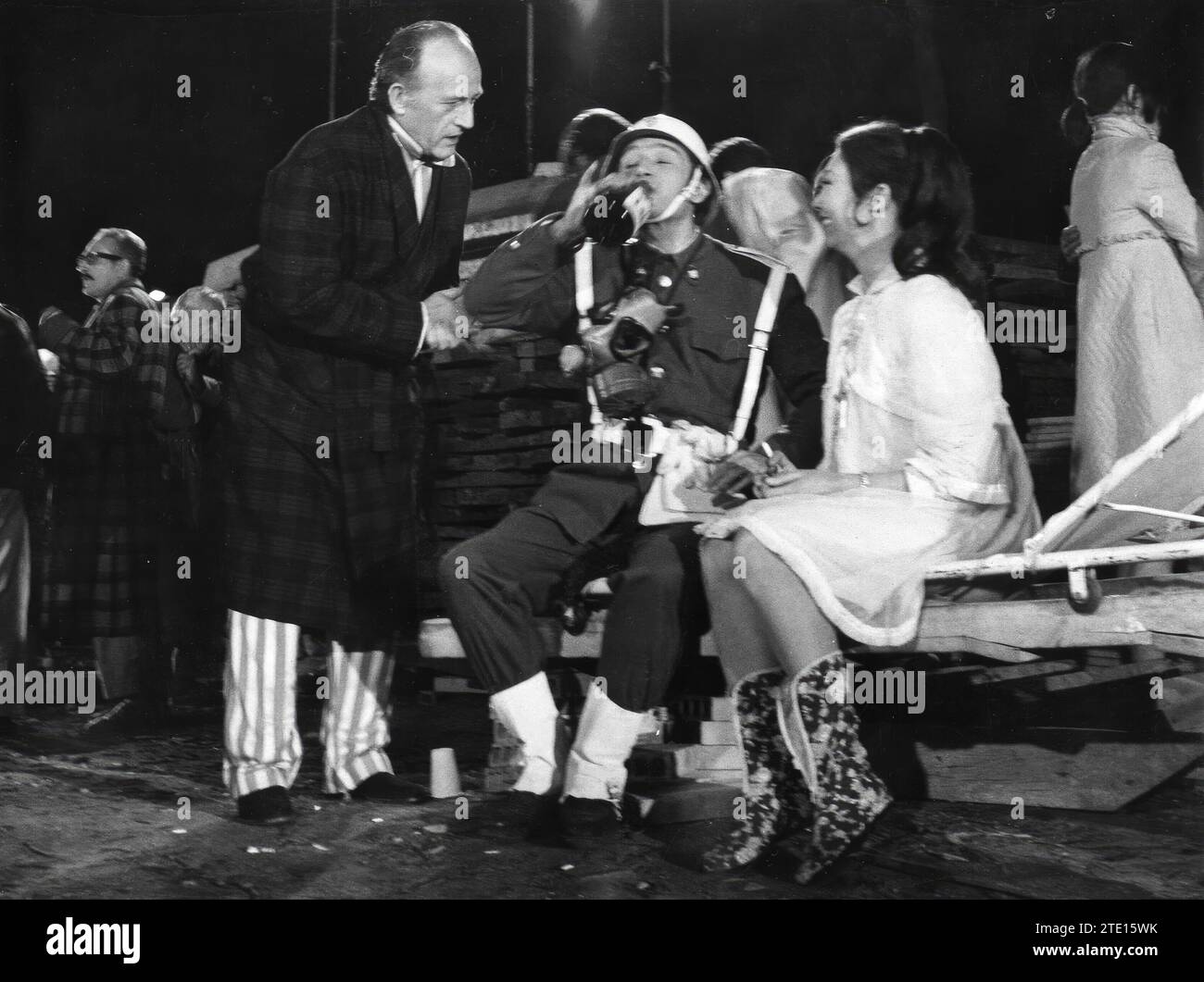 Madrid, 1968. Dreharbeiten des Films „WHO Play the Piano“ unter der Regie von Javier Aguirre. Im Bild Antonio Mingote mit Tony Leblanc und Claudia Graby. Quelle: Album / Archivo ABC / Torremocha Stockfoto