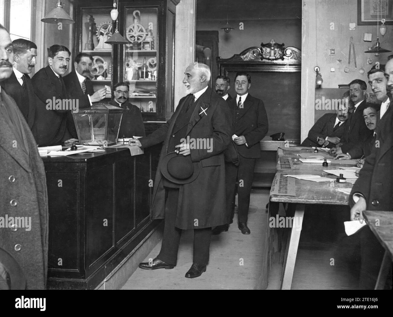 04/08/1916. Die gestrigen Wahlen in Madrid. Don Antonio Maura (X) stimmt im Wahllokal in der Straße Marqués de Cubas ab. Quelle: Album / Archivo ABC / José Zegri Stockfoto