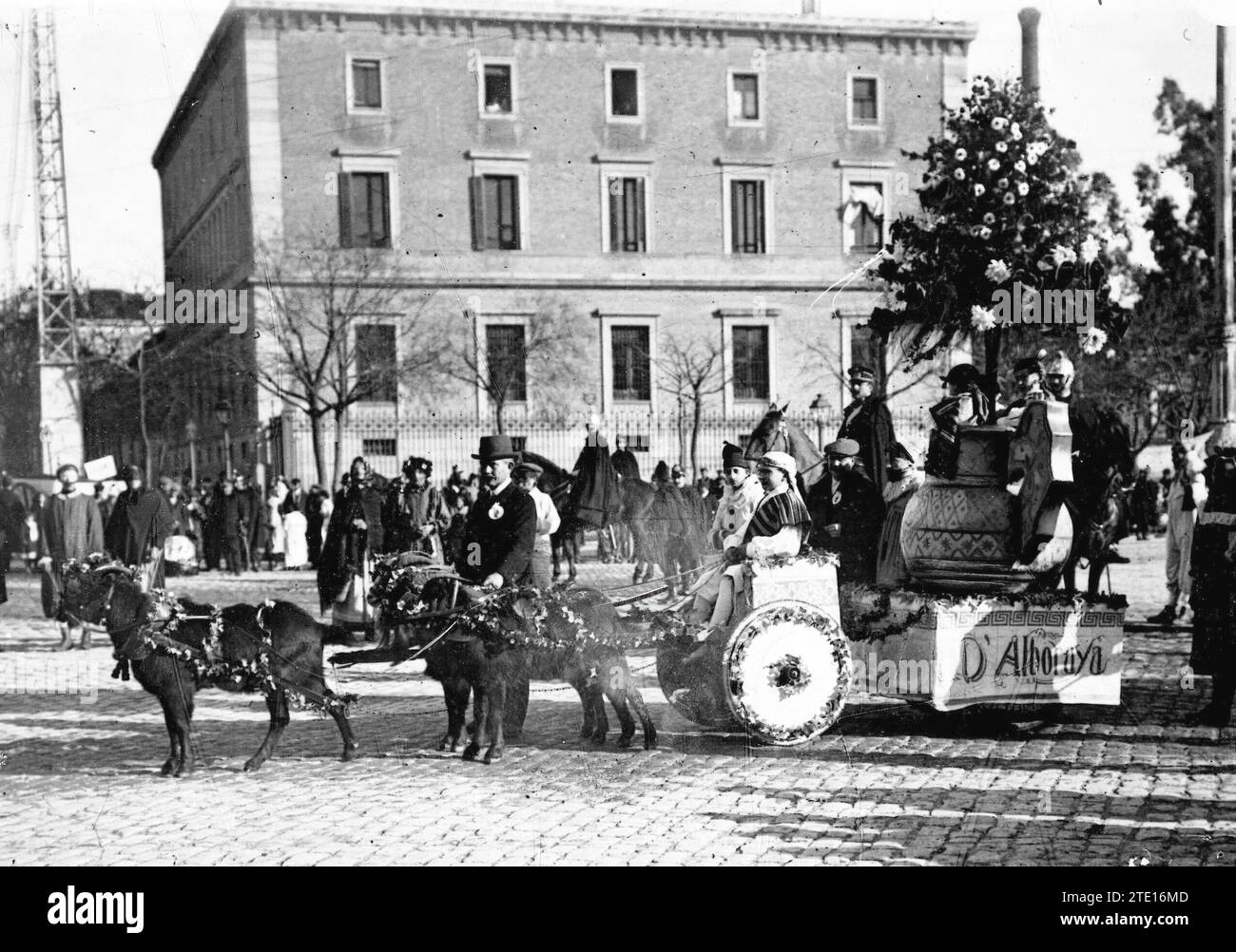 01/31/1912. Der siebte Preis für Autos. 'D'Alboraya', typisch valencianische Kanne, besetzt von drei Kindern und gezogen von Ziegen, von D. Enrique Bürgermeister. Quelle: Album / Archivo ABC / Ramón Alba Stockfoto