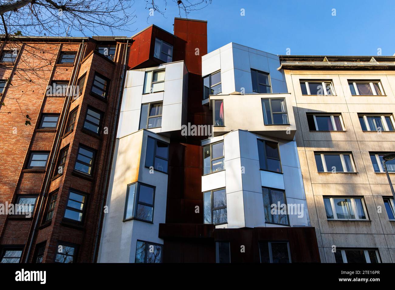 Haus mit kubistischer Fassade an der Straße Hansaring, Köln, Deutschland Haus mit kubistischer Fassade am Hansaring, Köln, Deutschland. Stockfoto